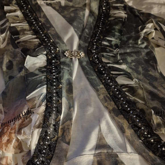 Silver Gray Puff Sleeve Graphic Blouse - Picture 4 of 8